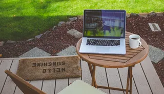 在桌子顶部打开灰色笔记本电脑