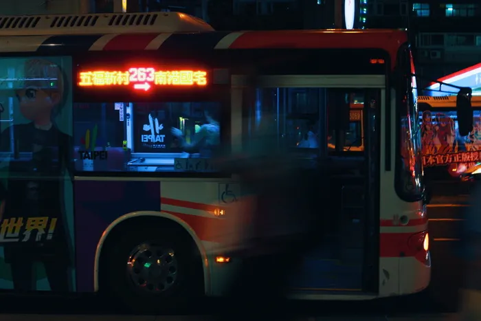 模糊，建筑，巴士，夜晚，灯光，运动，人，道路