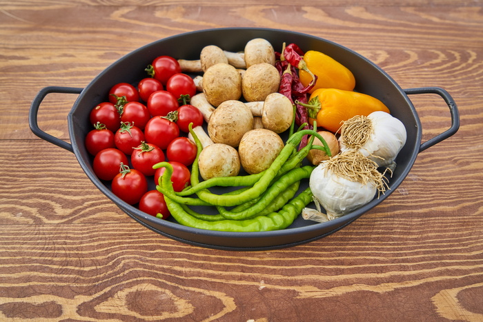 蔬菜、黑色、烹饪锅、番茄、蘑菇、辣椒、红色、绿色