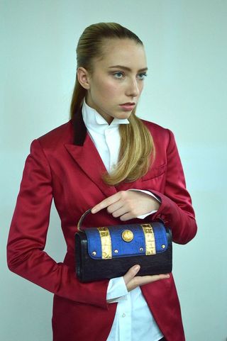 一位身穿红色正式外套的女士的照片