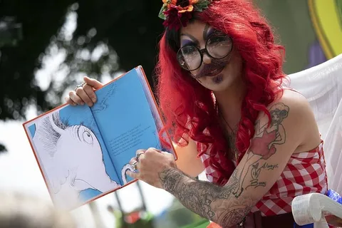 美国,朴茨茅斯,drag queen故事小时,表演,表演艺术,lgbt,lgbtq,drag 美国,朴茨茅斯,drag queen故事小时,表演,表演艺术,lgbt,lgbtq,drag