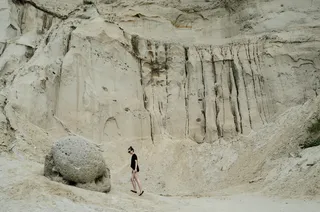 站在石头旁边的人