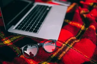 红色毯子上的苹果Macbook