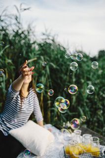 在大自然中享受肥皂泡的乐趣