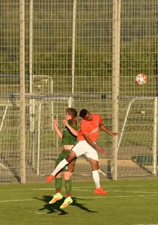 足球，决斗，足球运动员，外野手，对手，足球场，运动，穿着