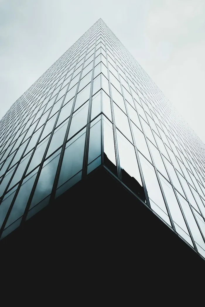 玻璃建筑墙纸的低角度照片