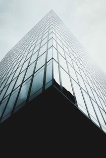 玻璃建筑墙纸的低角度照片