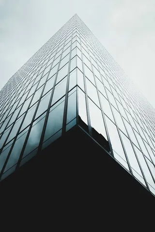 玻璃建筑墙纸的低角度照片