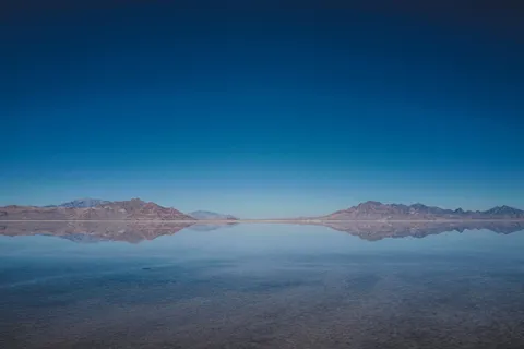 蓝色,天空,白天,山,附近,身体,水,海 蓝色,天空,白天,山,附近,身体,水,海