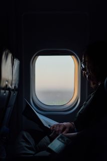 坐在飞机上看书的女人