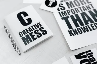 黑白字体句子的俯视图