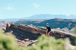 人、徒步旅行、山脉、风景、照片、站立、悬崖、人