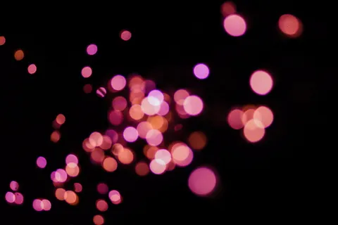 粉色灯光、人、人、节日、人群、灯光、夜晚、散焦