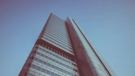 蓝天下建筑物的低角度摄影 蓝天下建筑物的低角度摄影