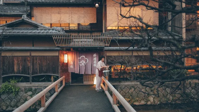 河边和桥边的日本木屋和穿着白色衣服的女人