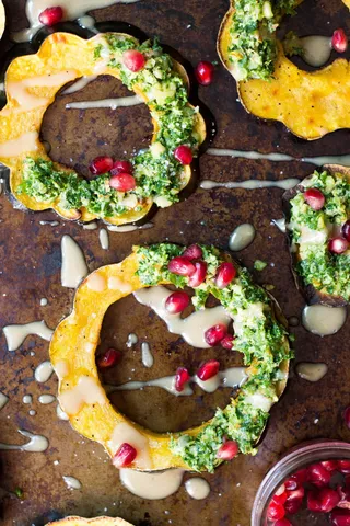 节日餐，圣诞餐，节日食品，小吃，开胃菜，石榴，香蒜酱，花圈