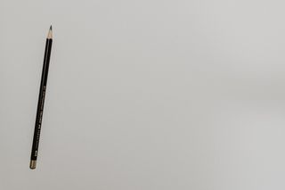 白色表面上的黑色铅笔