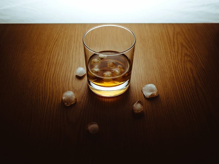 透明，饮用玻璃杯，棕色，表面，饮用，玻璃杯，威士忌，含量
