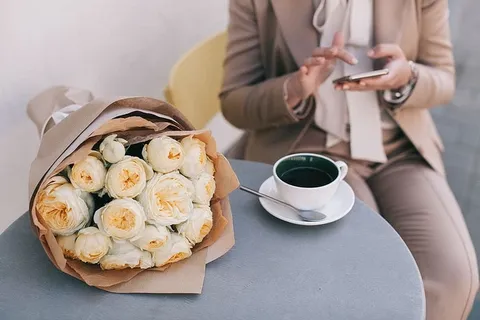 茶杯旁的一束白玫瑰 茶杯旁的一束白玫瑰