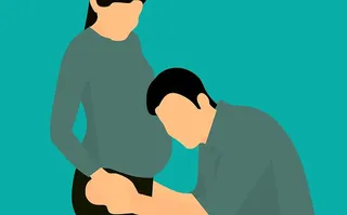 男人在母亲肚子里听婴儿说话的插图。