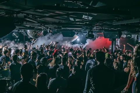 夜总会人群烟雾机照片 夜总会人群烟雾机照片