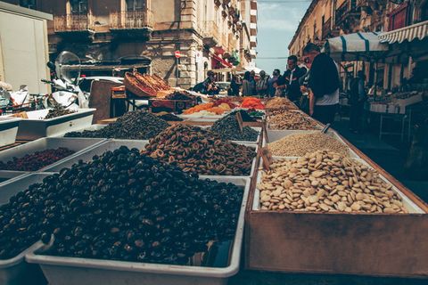 盒子上的坚果，植物，人，人，食物，农产品，谷物，蔬菜