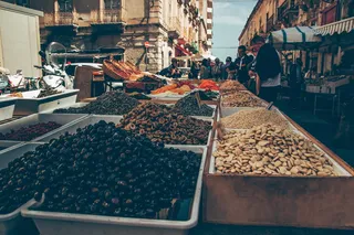 盒子上的坚果，植物，人，人，食物，农产品，谷物，蔬菜