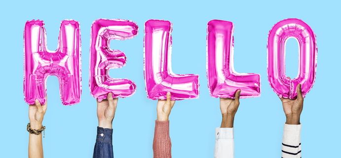 拿着Hello Baloons的人