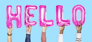 拿着Hello Baloons的人