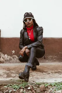 穿着皮夹克和裤子的女人