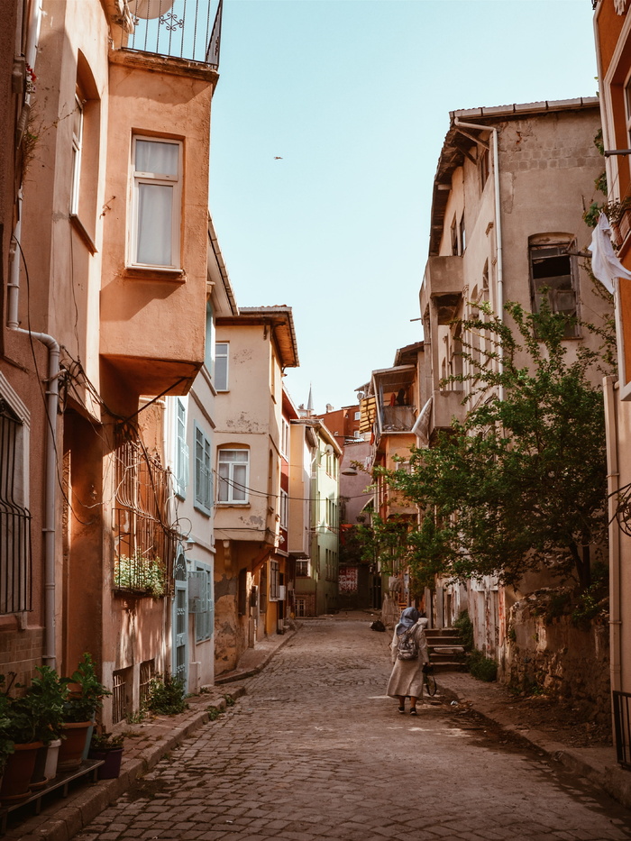 一个女人走在空荡荡的街道中间