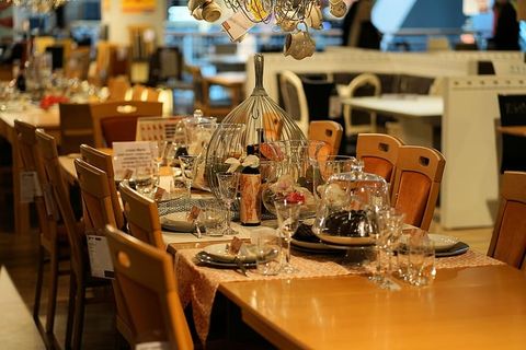 桌子、有盖的、木板、餐厅、食物、酒吧、自助餐厅、餐具