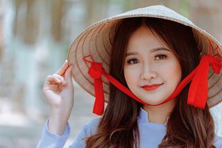 戴着圆锥形帽子和灰色衬衫的女人