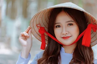 戴着圆锥形帽子和灰色衬衫的女人