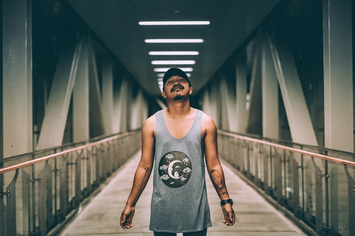 坏男孩，月亮，鸡蛋，疯狂，疯狂，一个人，建筑，前视图