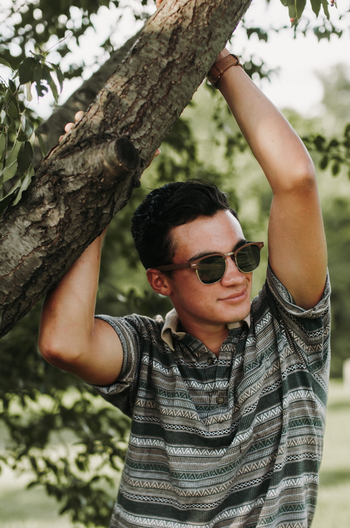 穿棕色马球衫的男子