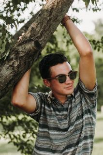 穿棕色马球衫的男子