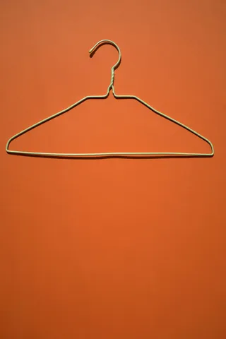 橙色地板上的白色衣架