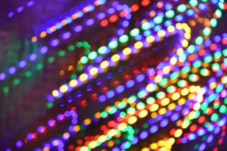 粉色和绿色圆点织物