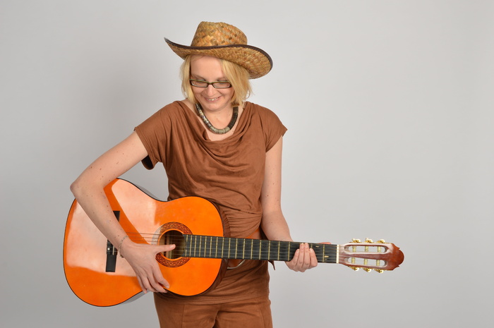 弹吉他的女人，女人，快乐，幸运，快乐，关心，年轻的女人，活泼