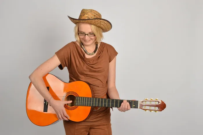 弹吉他的女人，女人，快乐，幸运，快乐，关心，年轻的女人，活泼