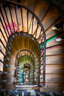 黑色金属框棕色木制螺旋梯