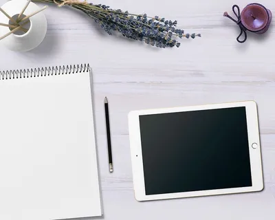 银色ipad、铅笔、素描本、记事本、平板电脑、桌子、鲜花、蜡烛 银色ipad、铅笔、素描本、记事本、平板电脑、桌子、鲜花、蜡烛