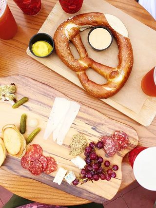 面包，食品，饼干，椒盐卷饼，植物，零食，水果，糖果