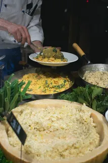 厨师舀意大利饭