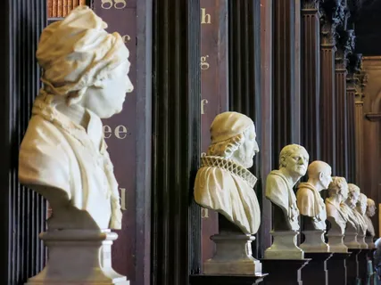 爱尔兰，都柏林，三一学院旧图书馆的长廊，雕塑，石灰华，角度，半身像，学者