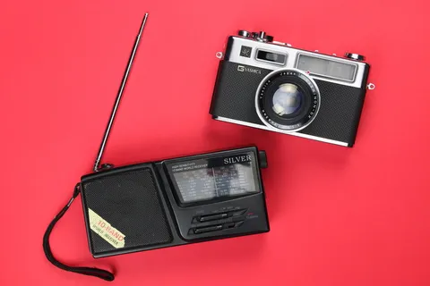 黑色摄像机和晶体管收音机