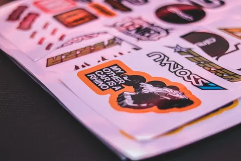 白色和红色塑料玩具 白色和红色塑料玩具