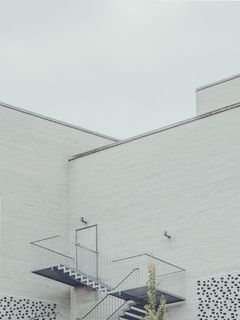 高层白色混凝土建筑