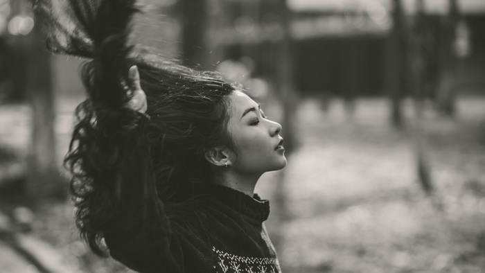 黑色圆领长袖衬衫中女性的灰度